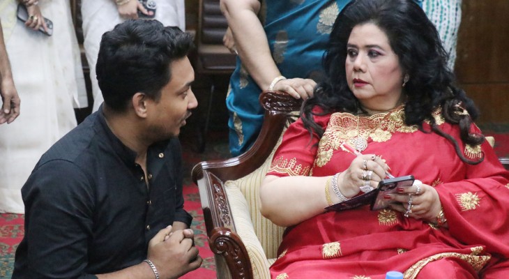 রুনা লায়লা’র কাছ থেকে অটোগ্রাফ নিলেন জয়